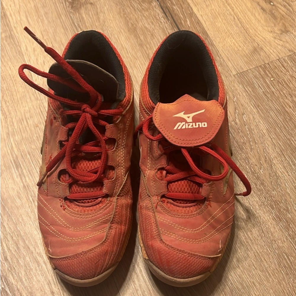 Used women’s mizuno metal cleats